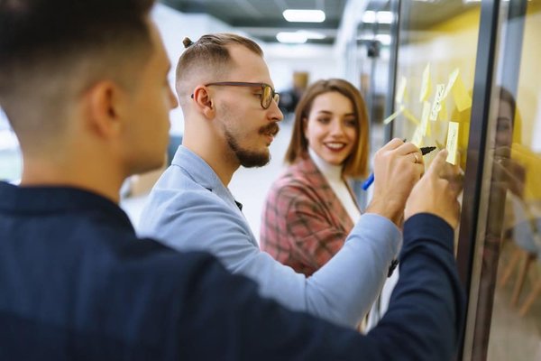 Quelle est la meilleure stratégie pour enseigner aux nouveaux conducteurs l'importance de la distance de sécurité?